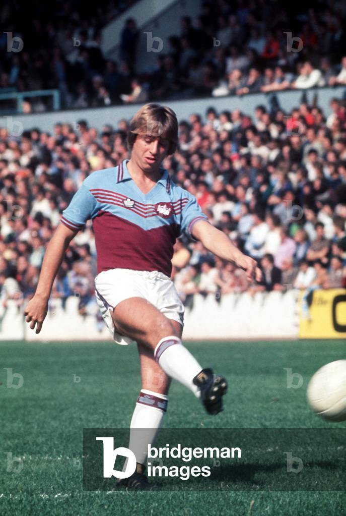 English League Division One match at Upton Park. West Ham United 2 v Queens Park Rangers 2. West Ham's Geoffrey Pike on the ball. 10th September 1977 (photo)