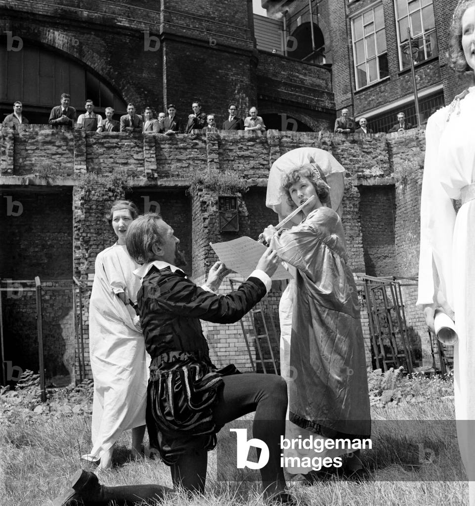 Ludgate Hill Shakespearean players perform extracts from the Bards many plays. June 1952 C3160-001