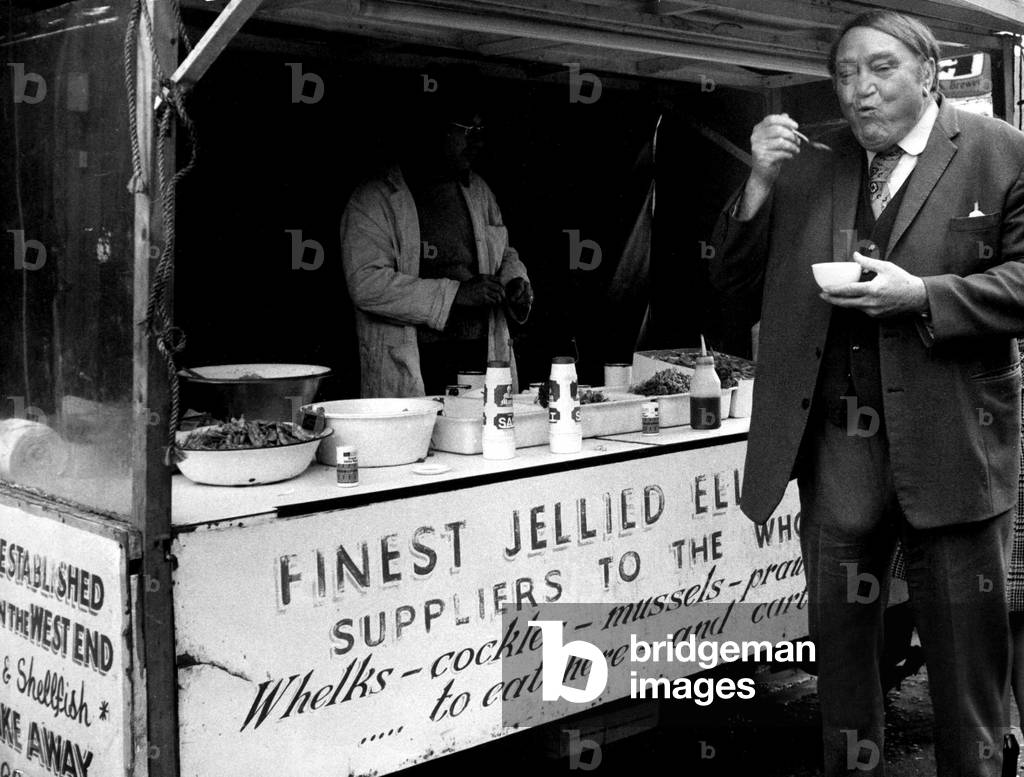 Arthur Mullard enjoys some jellied eels in the West End
December 1974