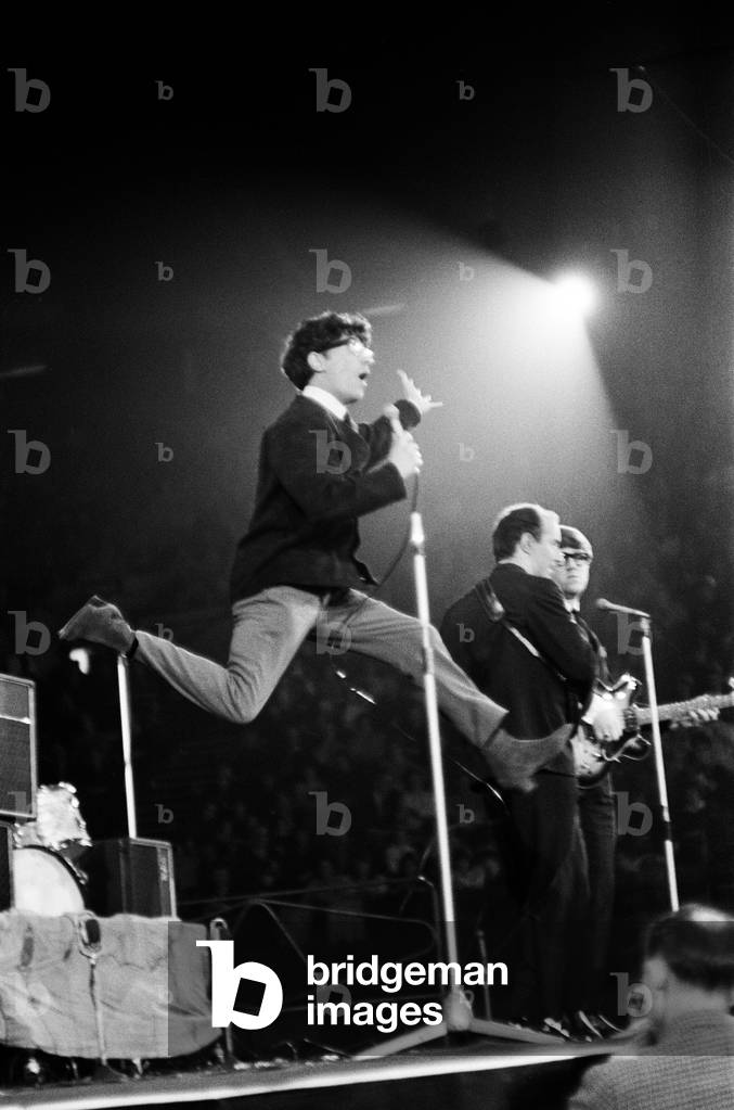 Manchester pop group Freddie and the Dreamers performing on stage at the annual IPC New Musical Express pop concert at Empire Pool Wembley. 26th April 1964 (b/w photo)