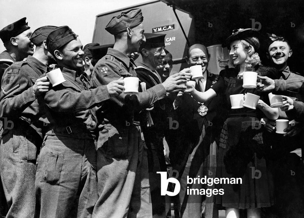 Vera Lynn opens variety Ladies Guild YMCA car in London. June 1942