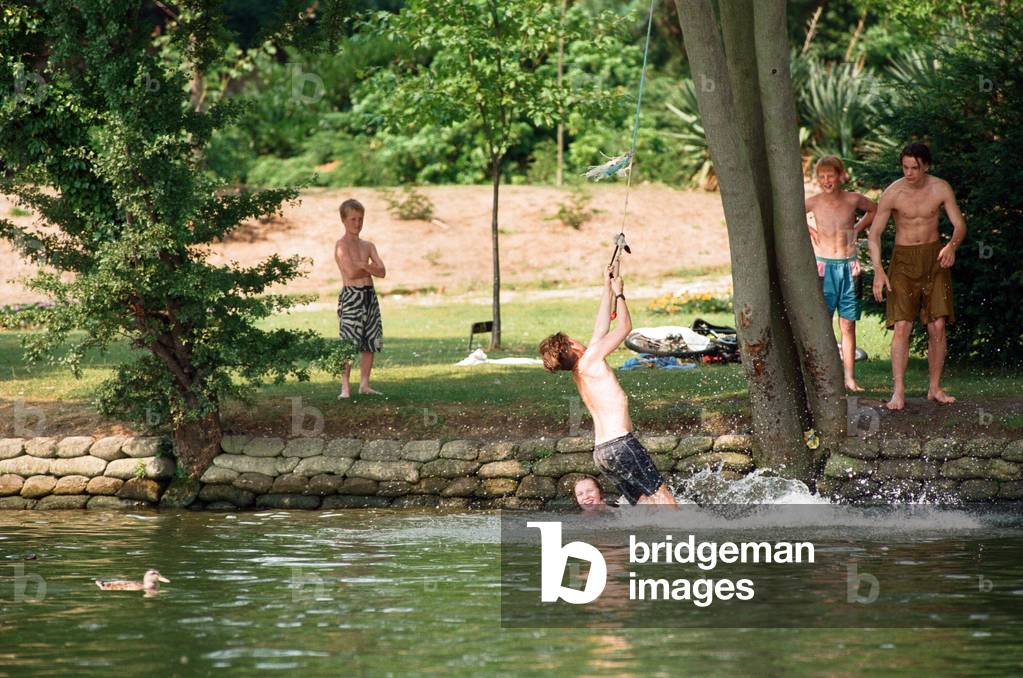 People enjoy the heatwave at Thameside Promenade. 1st August 1995 (b/w photo)