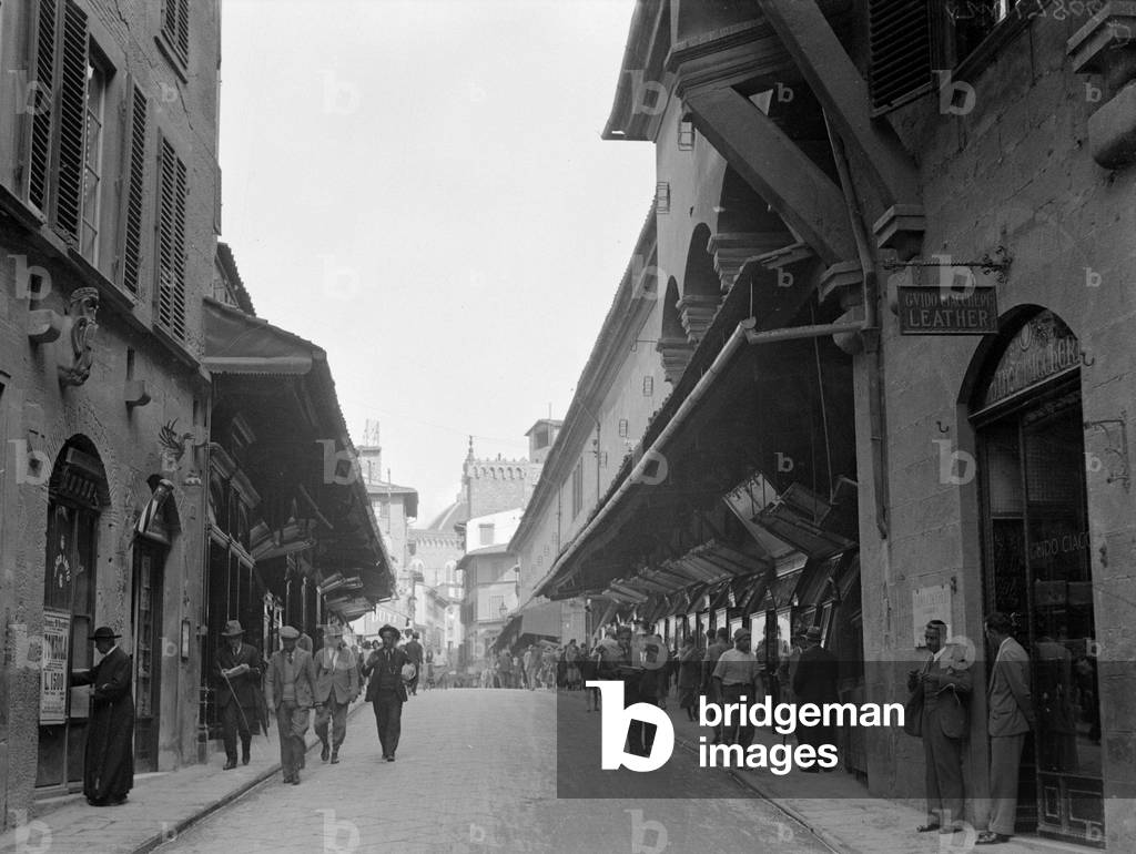 The Ponte Vecchio bridge at Florence which crosses the River Arno Shops Shoppers Architecture Bridge Italy, c. 1925 (b/w photo)