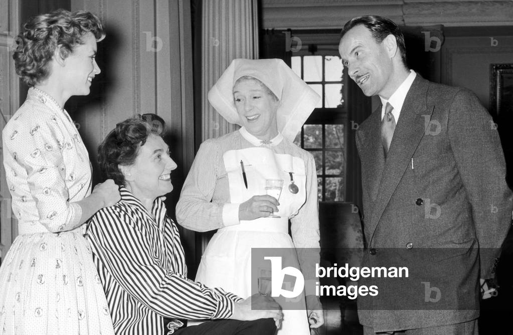 Birmingham Mail film critic Arthur Steele shares a joke with Muriel Pavlow, Kathleen Harrison and Muriel Box during a lunch break at Pinewood. 4th August 1955.