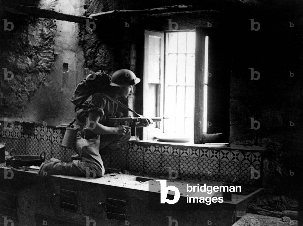 British soldier of the 8th Army seen here in street to street fight in the Southern Italian city of Naples October 1943 (b/w photo)