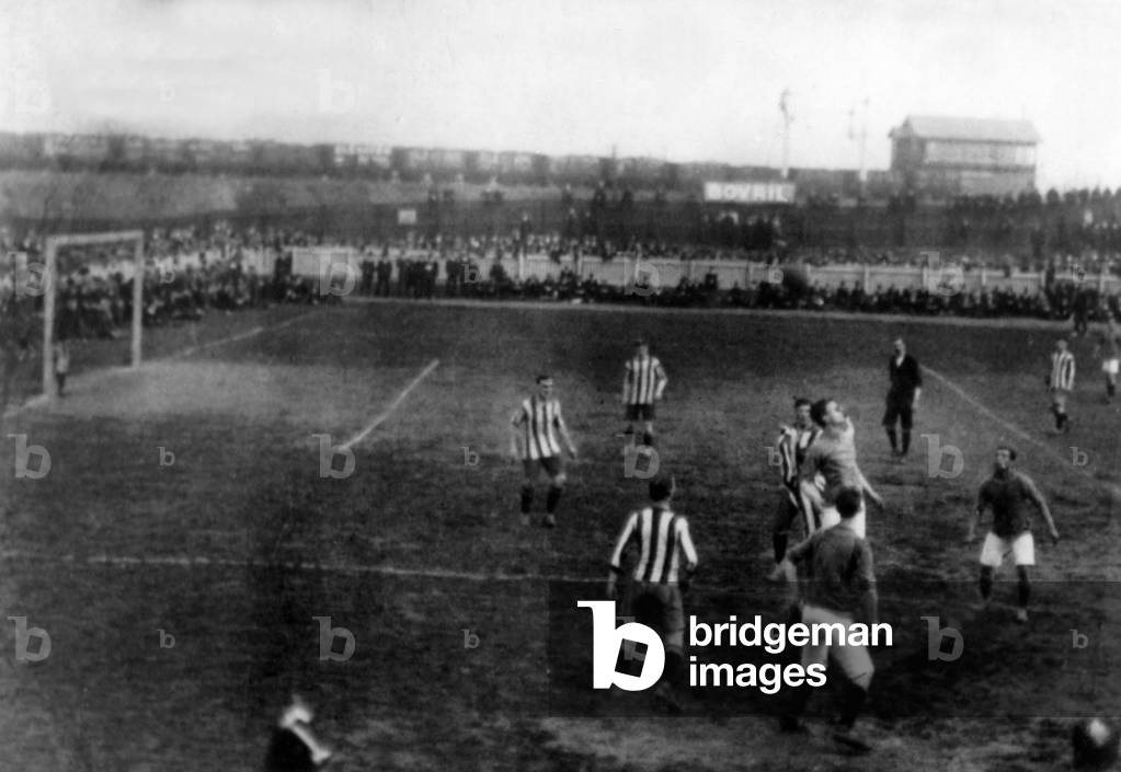An early picture of Ninian Park taken from Sloper Road with the popular bank and railway in the background, circa 1910.