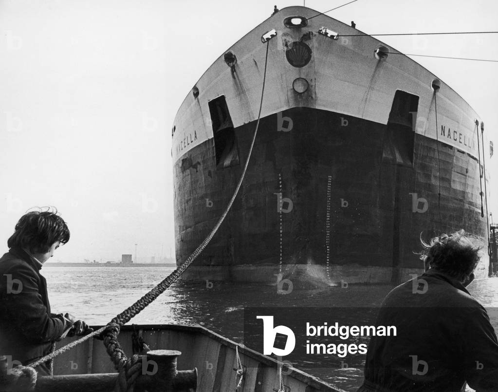 Foyboatmen seen here assisting the Nacella tie up. 20th February 1978 (b/w photo)