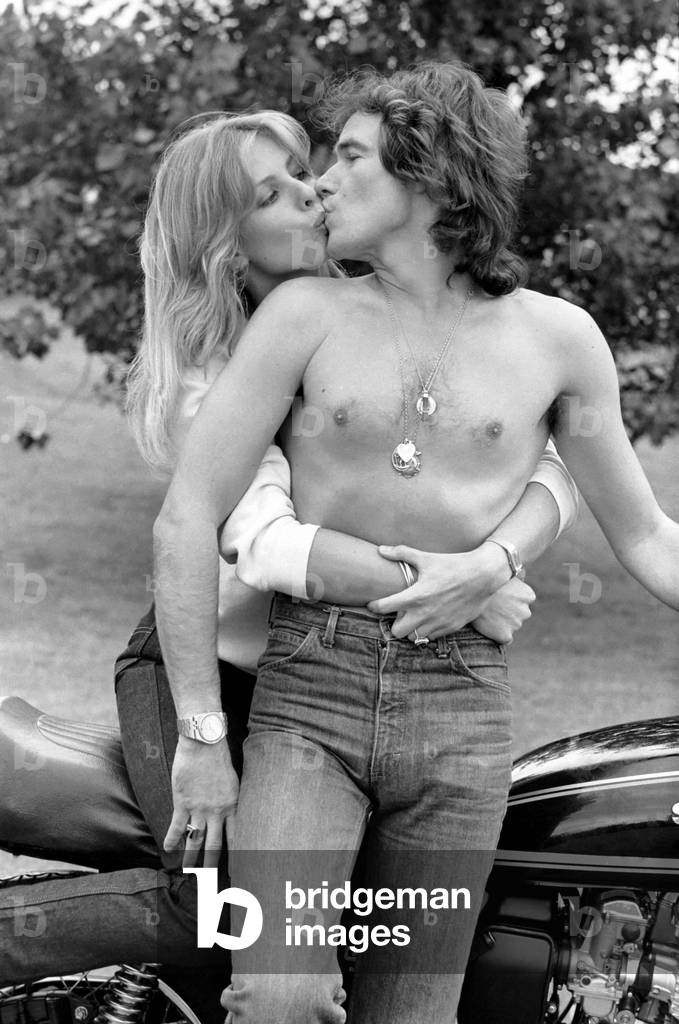 Barry Sheene: Time out for a few seconds between world champion motorcyclist , August 1977 (b/w photo)