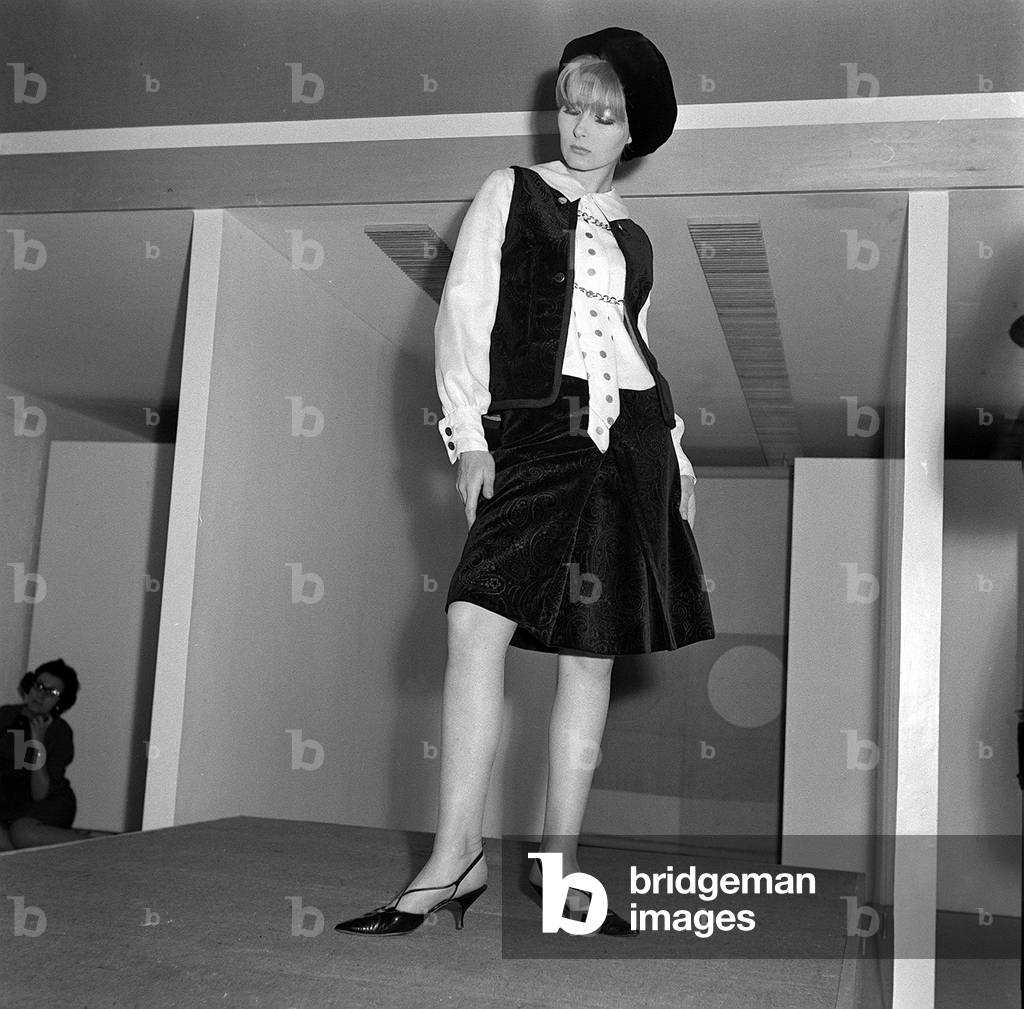 Mary Quant fashion, September 1962 (b/w photo)