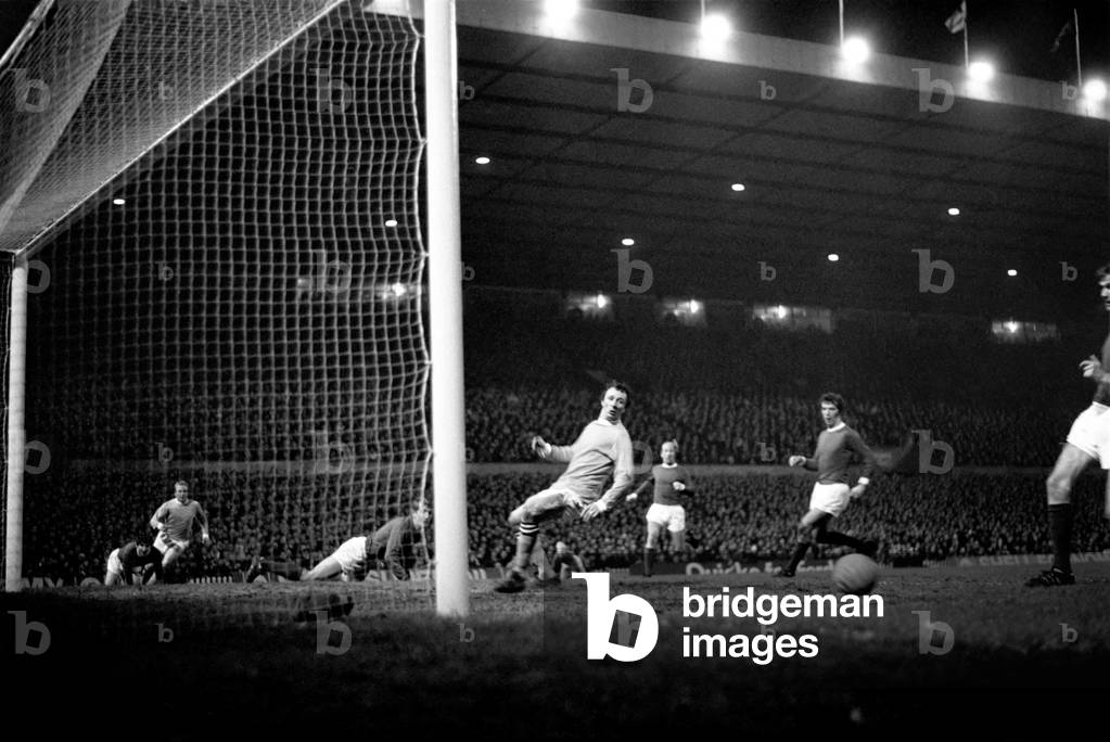 Sport football: League Cup semi-final 2nd leg. Manchester Utd v. Manchester City. Action from the match. December 1969 (photo)