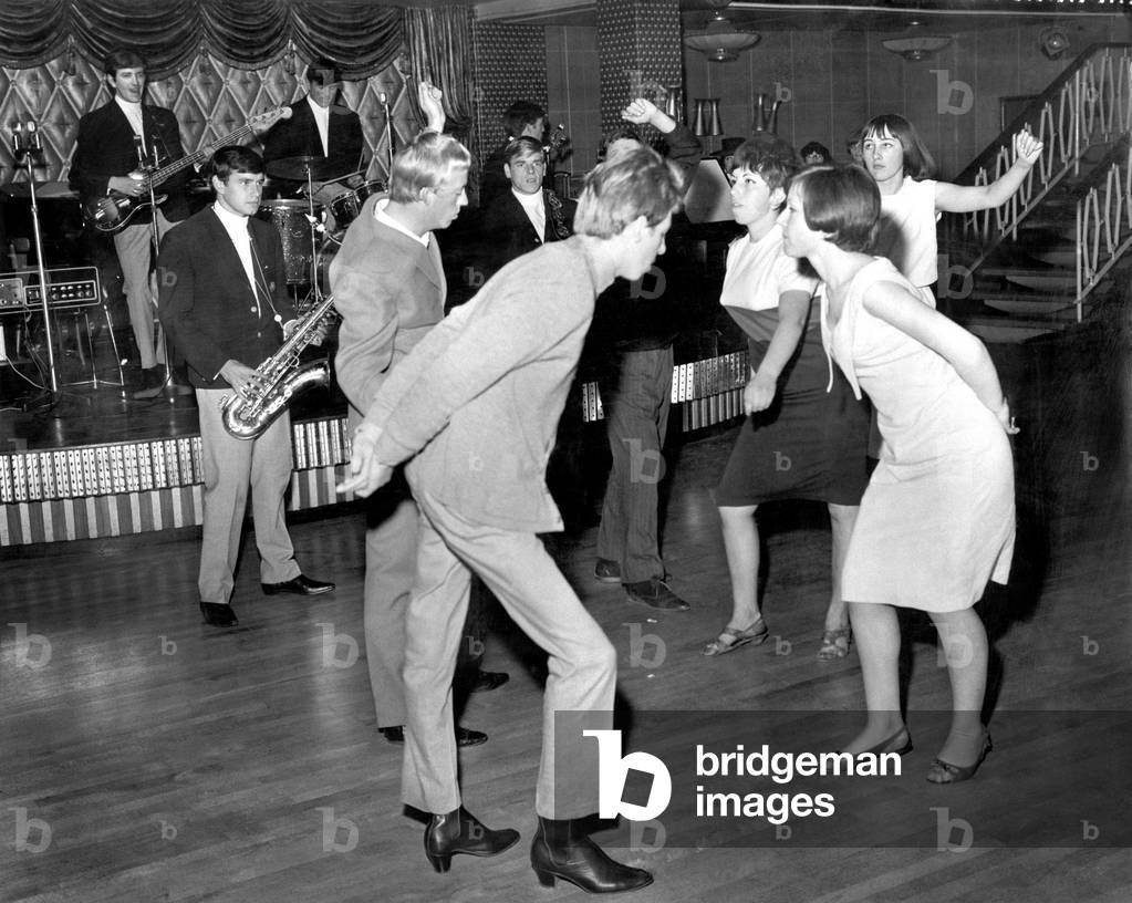 Entertainment: Dance: The Prince Philip. Young mods-hands clasped behind their backs like Prince Philip-dance The Blues at Basildon, Essex. August 1963
