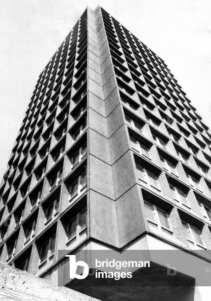 Bewick House high rise flats in Newcastle, 2 April 1971 (b/w photo)