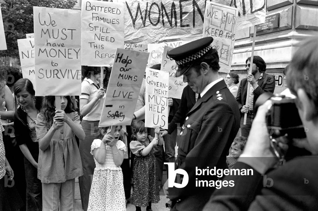 Battered Mums from Chiswick and Richmond march in demonstration to Downing Street over stopping of their grant, August 1976 (b/w photo)
