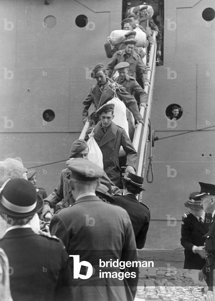 The Corfu arrives at Southampton with 1500 POWs liberated from the Japanese.
 7th Otober 1945