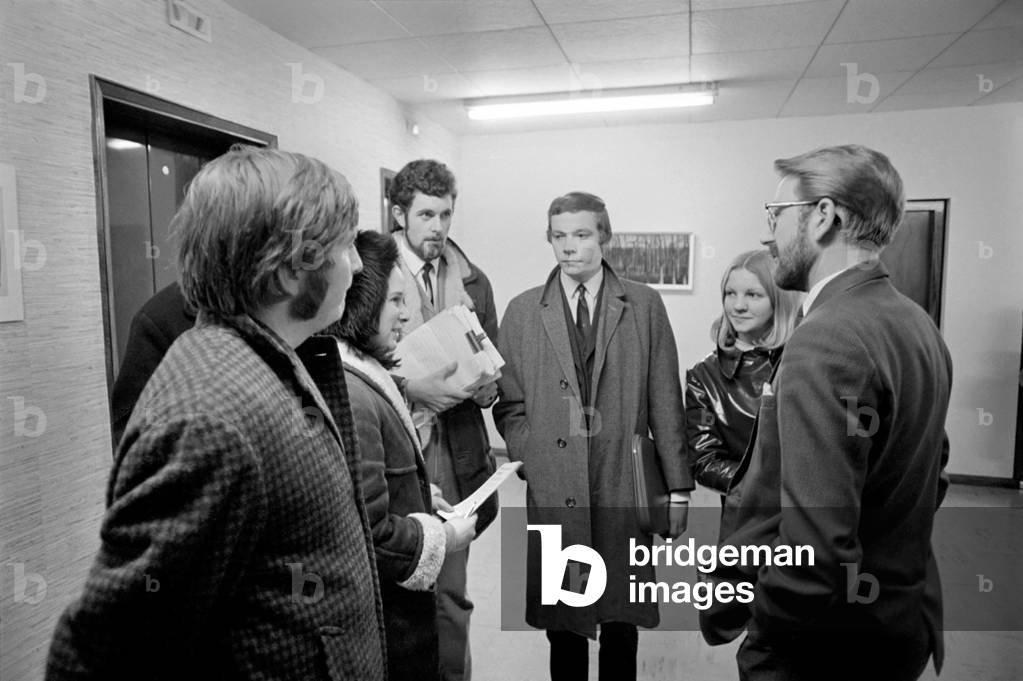 Students march to back teachers pay claim.