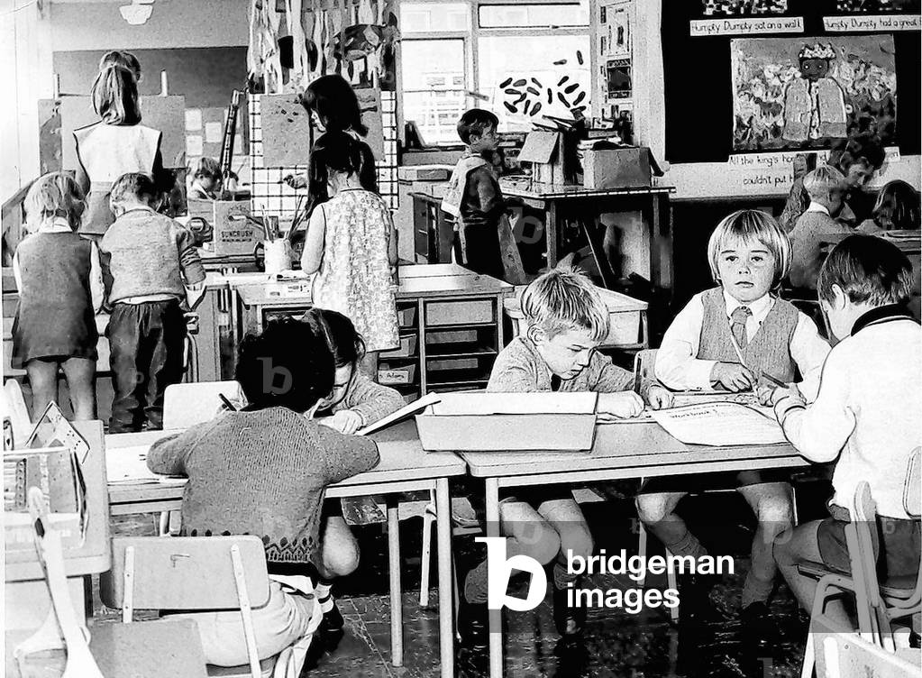 Young pupils enjoy a drawing and painting class, September 1971 (b/w photo)