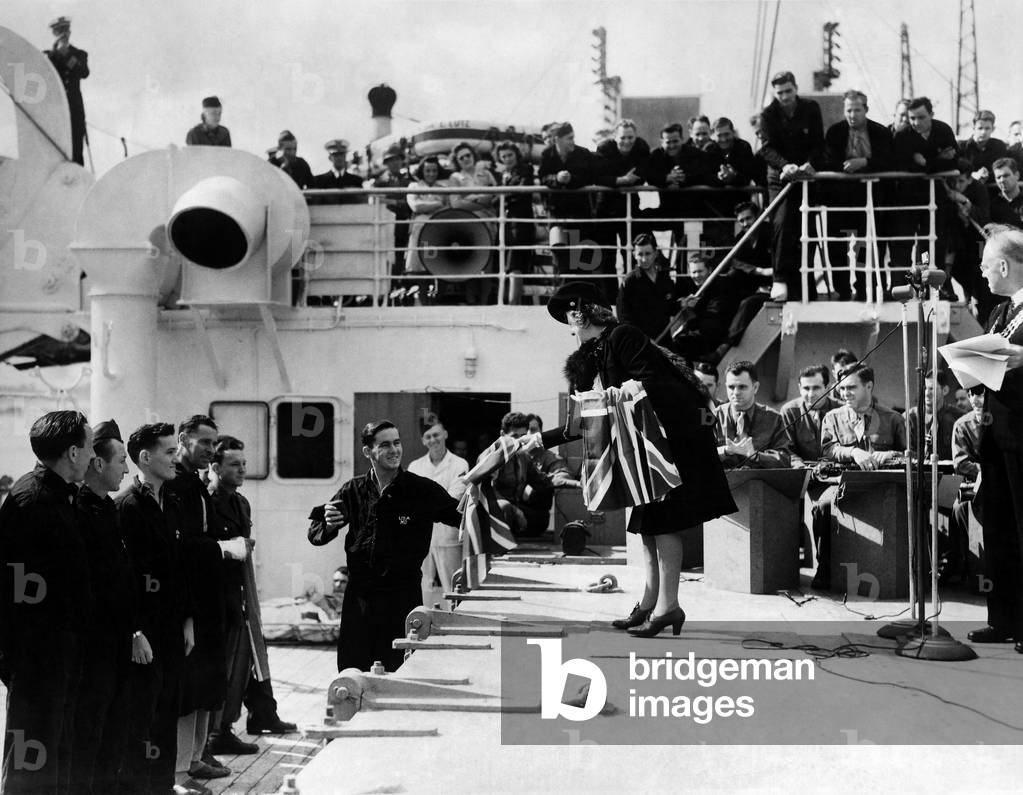 World War II: Hospital Ships. The mayor of Southampton (Mrs Dyas) presents an autographed Union Jack to PFC Otis Foller. August 1945 P012273 (b/w photo)