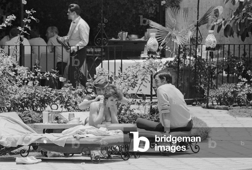 1970 World Cup Finals in Mexico. England players relaxing by the side of the swimming pool at their hotel with Gordon Banks and Susan Maughan on the sun loungers, 6th June 1970 (b/w photo)
