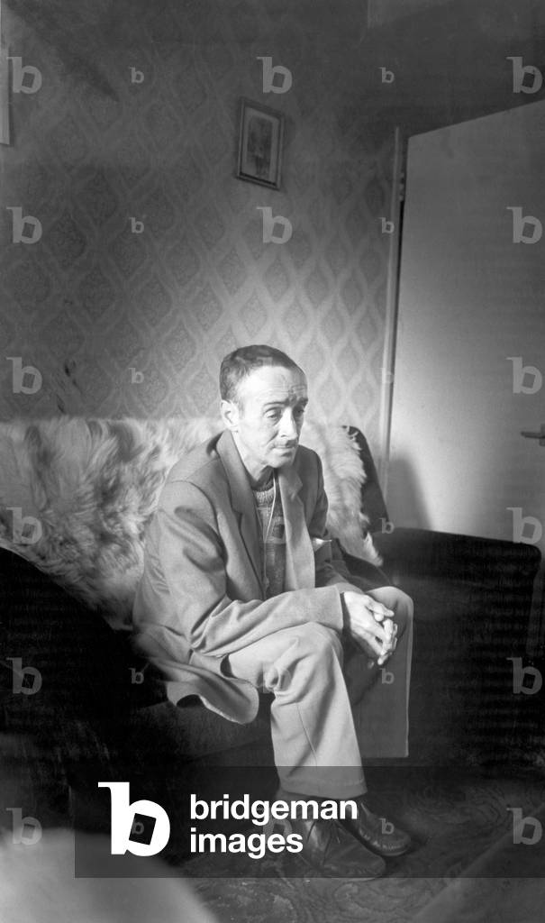 Mr Leonard Boffey at his home in Gerard Gardens, a tenement block in Liverpool city centre. Designed and built in the 1930s by Architect, Sir Lancelot Keay. 25th June 1987 (b/w photo)