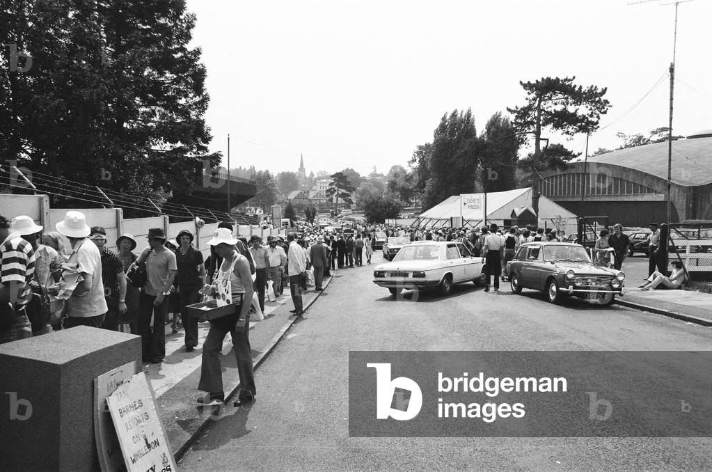 Wimbledon 1976. Fans queuing up outside. 1st July 1976 (b/w photo)