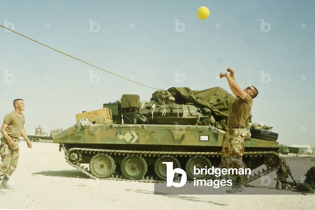 US troops play volley ball to pass the time during the build up of force before the start of Operation Desert Storm, 1990 (photo)