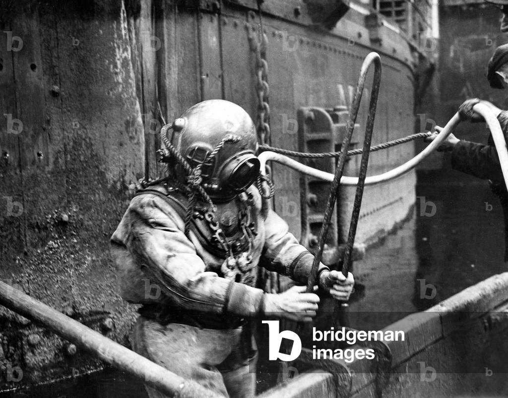 A diver in an old fashioned suit that you had to be bolted into,1940