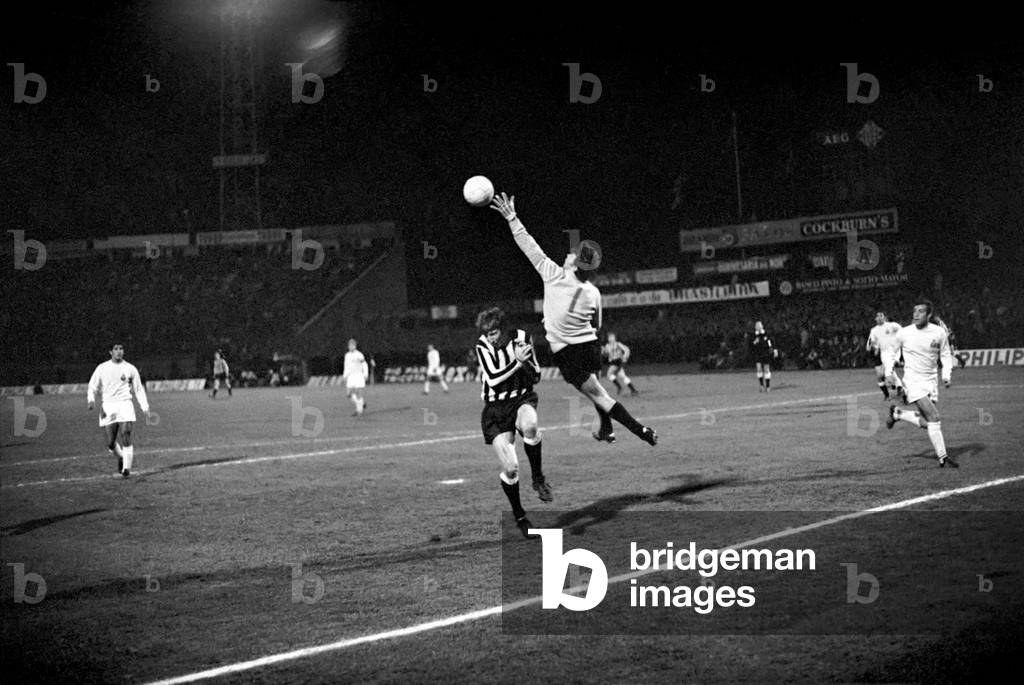 Sport-Football Inter City Fairs Cup: Oporto v Newcastle United. Rui, Porto goalie, leaps high to tip the ball away from the head of Davies. November 1969 (photo)