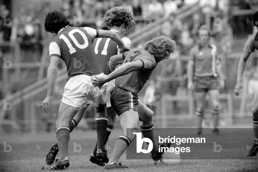 Luton Town. vs. Arsenal. Macdonald pictured with Jennings, August 1977 (photo)