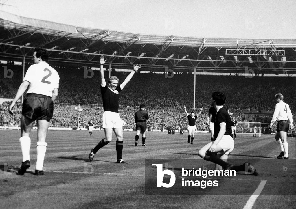 Denis Law celebrating Jim Baxter goal against England April 1963 (photo)