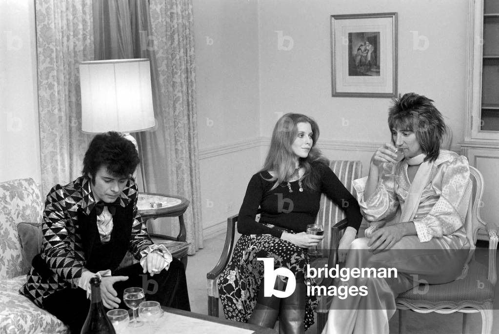 Rod Stewart and the Faces on tour in America. Rod and Gary Glitter in a hotel room, April 1975 (b/w photo)