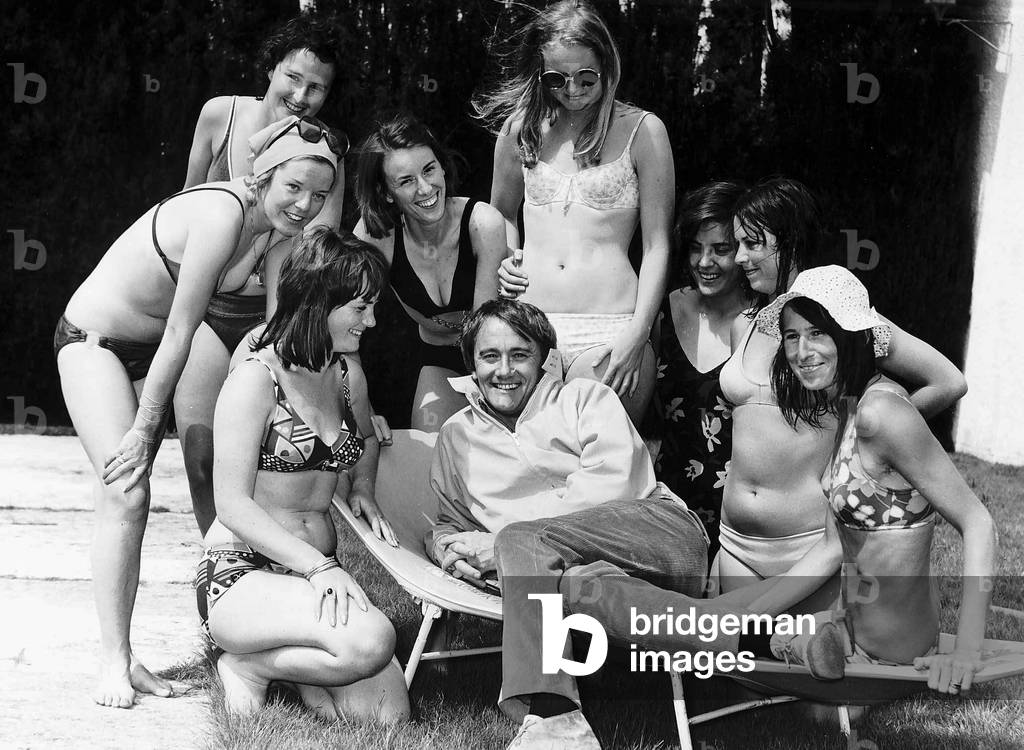 Robert Vaughn actor with girls - June 1971 (b/w photo)