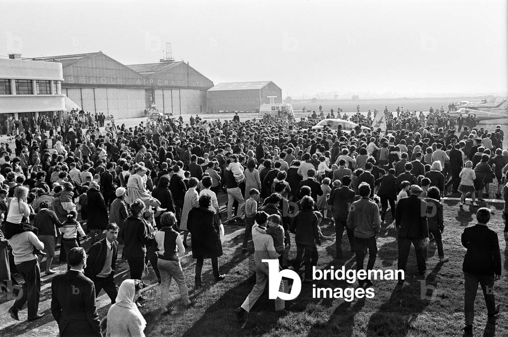 Huge crowds greet the arrival of Manchester pop group The Hollies at Shoreham airport after their appearance in a pop festival at Wembley. 26th April 1964 (b/w photo)