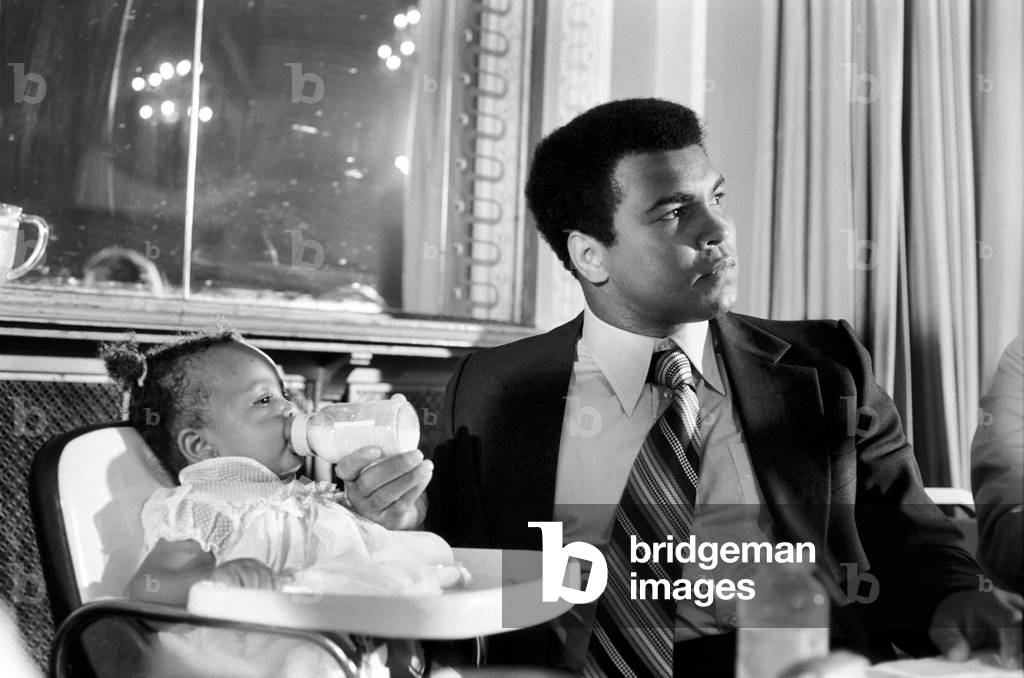 Cassius Clay. Muhammad Ali and daughter Hannah,
09/08/1977 (b/w photo)
