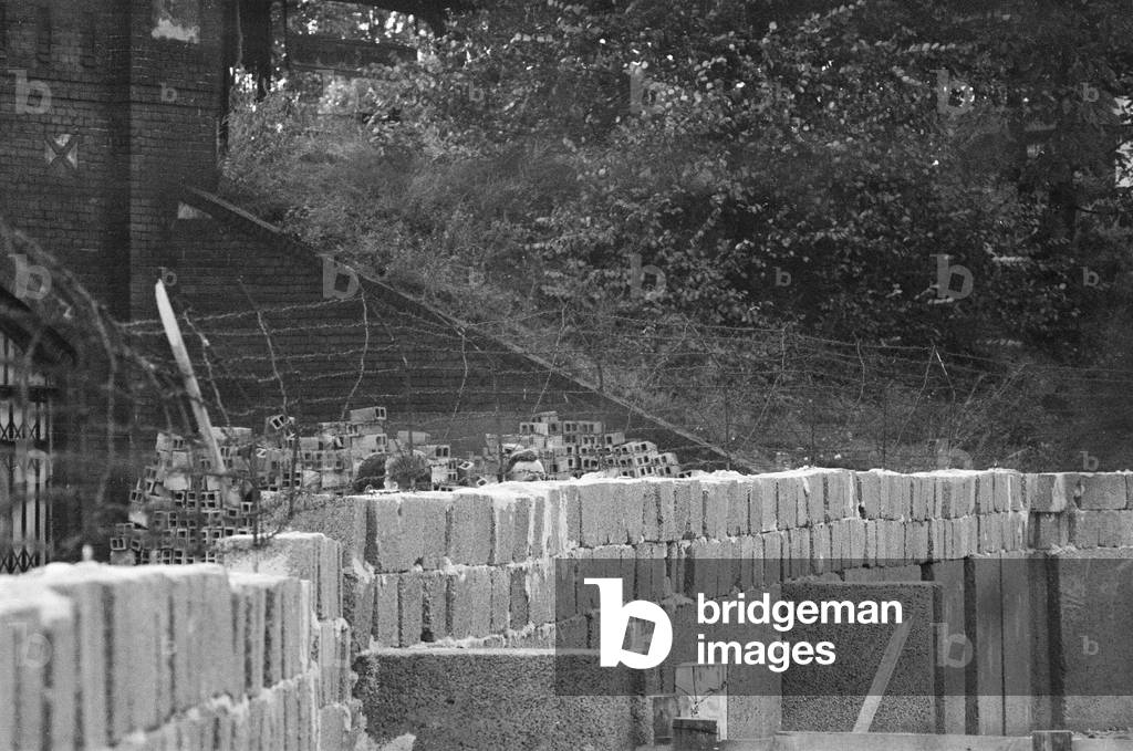 Views of the Berlin Wall with soldiers patrolling. October 1961 (b/w photo)