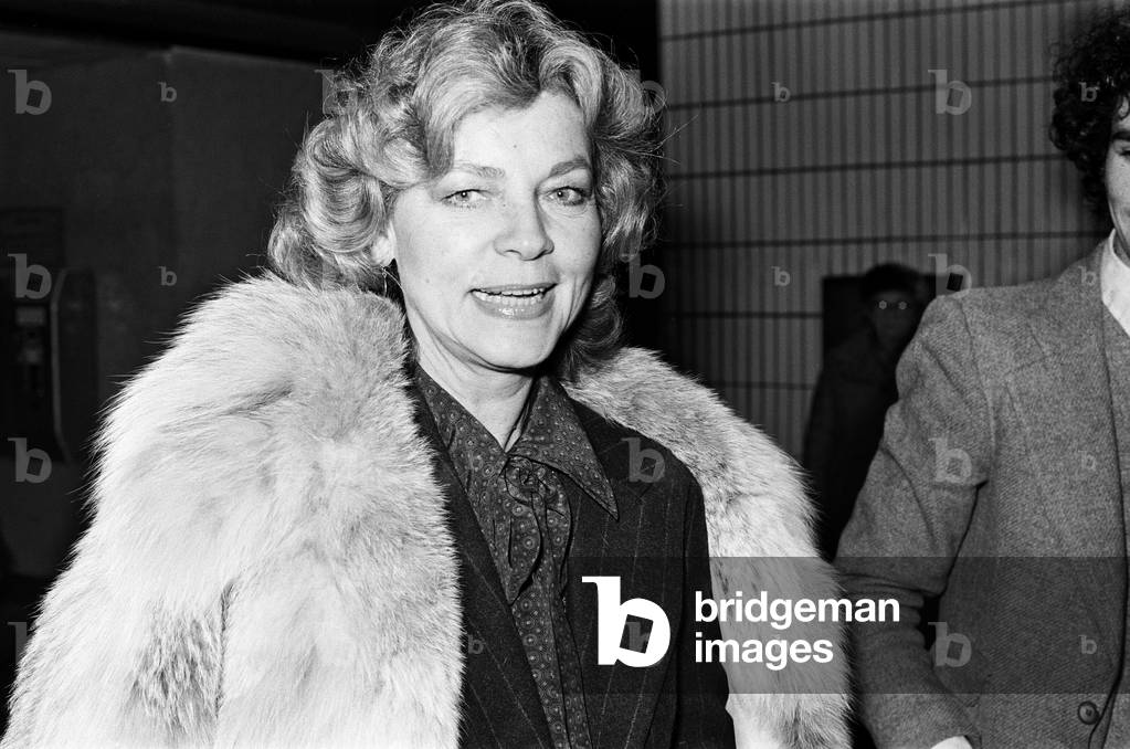 Lauren Bacall arrives in Birmingham to promote her new book 'Lauren Bacall: By Myself' at Hudson's Bookshop. 5th February 1979 (b/w photo)