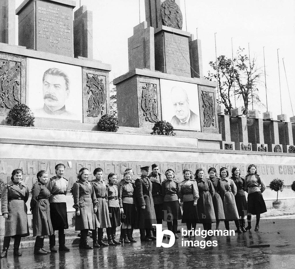 Russian soldiers men and women at the saluting base in the Tiergarten, 4th July 1945 (b/w photo)