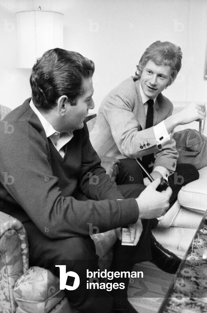 Allen Klein (left) and Andrew Loog Oldham meeting in London's Hilton Hotel discussing Klein's involvement in the management of the Rolling Stones om 24 August 1965/ Later the band joined them to discuss their affairs.