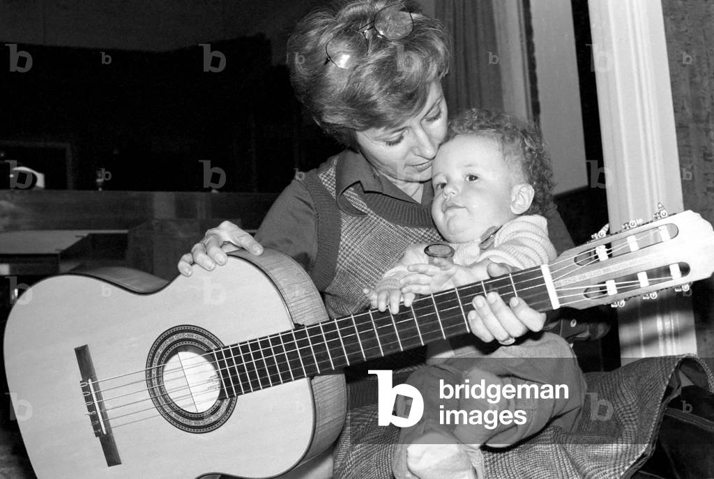 International singer star: Caterina Valente serenades her son, February 1975