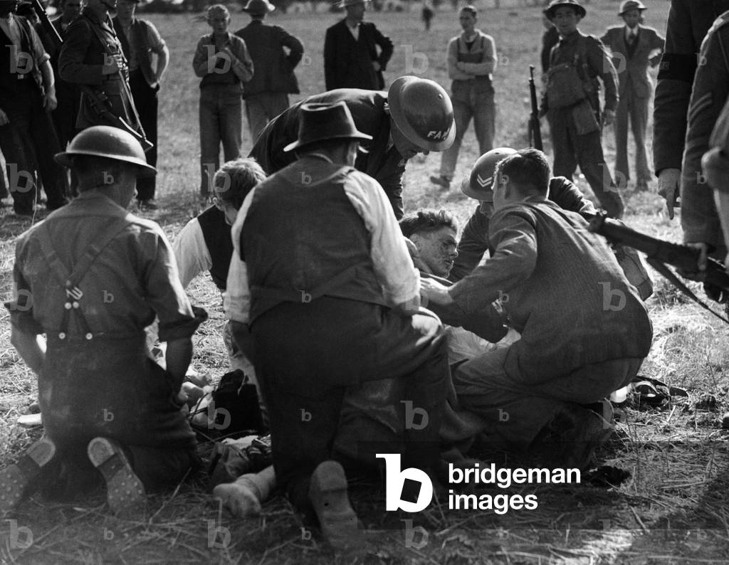 Army and FAP members attend to a German pilot in England who parachuted to the ground.
30th August 1940