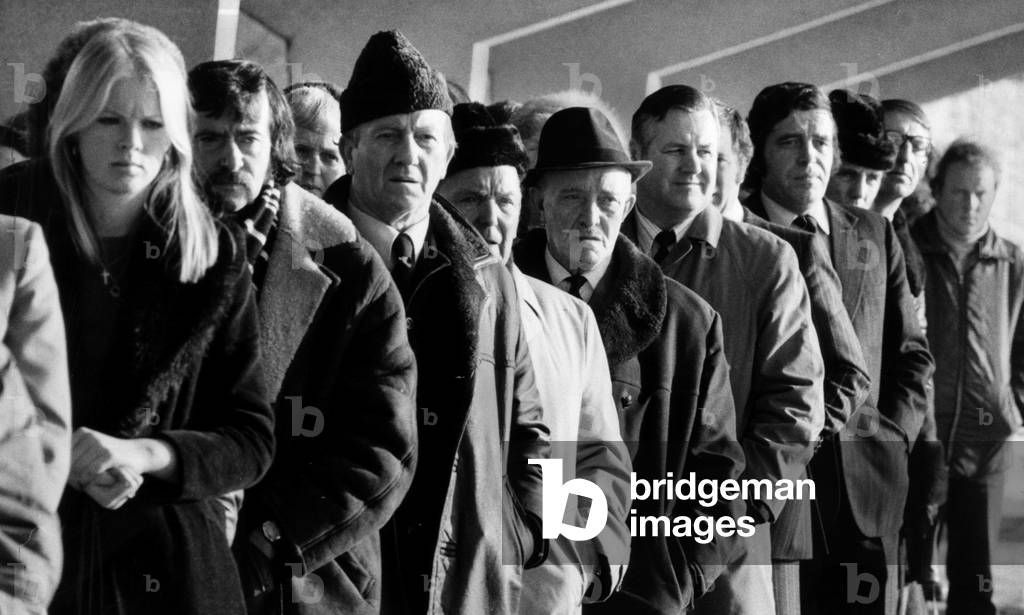 Queue of mourners at the funeral of singer & writer Matt McGinn, which was held at St Mungo's Chapel at Glasgow's Linn Crematorium January 1977.