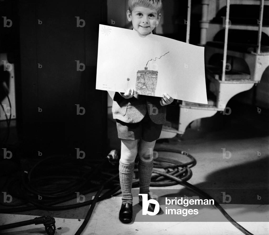 Children from The Glebe Primary School, Sussex Road, invited to illustrate 16 different categories of weather ranging from foggy nights to sunny days. At Thames Television Studio's. Children of The Glebe Primary School arriving at Television House, Kingsway brandishing their weather paintings. November 1969