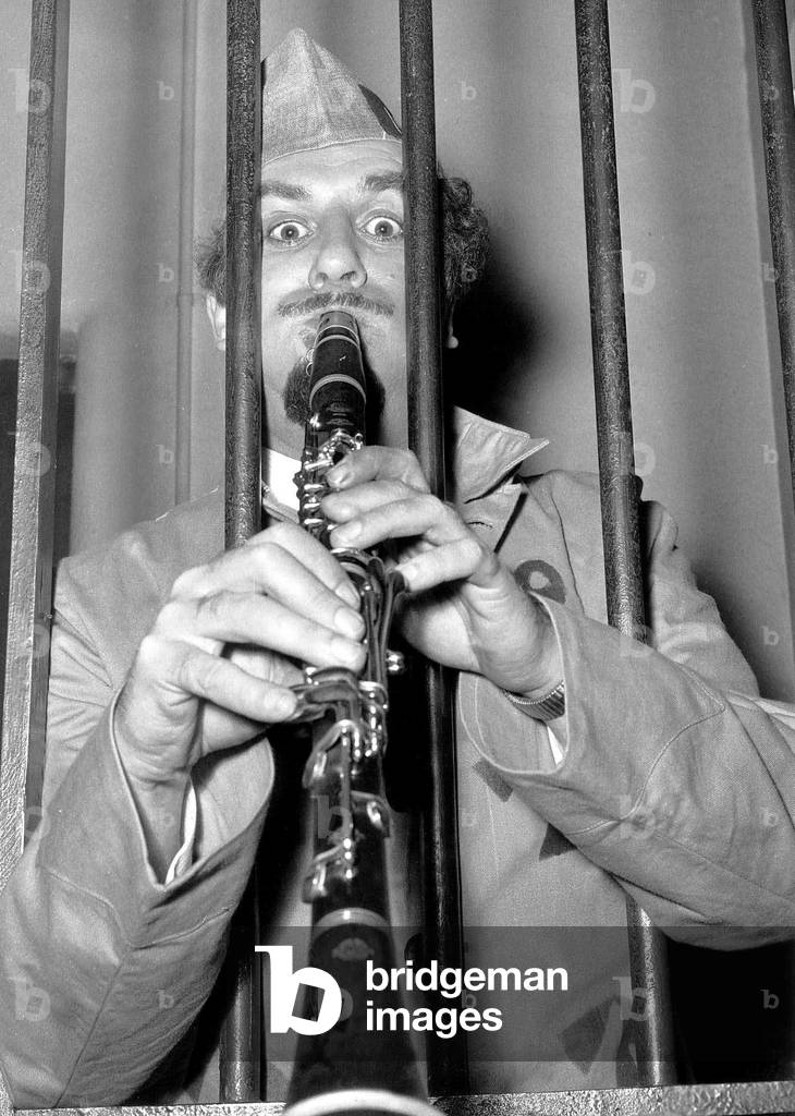 Bandleader Acker Bilk, Jazz money spinner prepared to go to prison for a 3rd time, playing clarenet through bars
May 1962