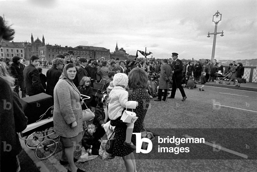 Housewives sit down protest and disturbance in Londonderry, Northern Ireland. Protest rally on Craigavon Bridge, October 1969 (b/w photo)