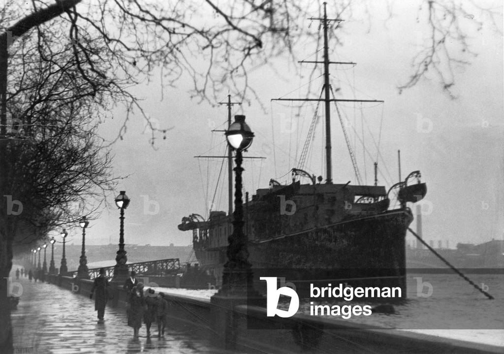 A very high tide at The Thames, Blackfriars, London, 29th December 1931