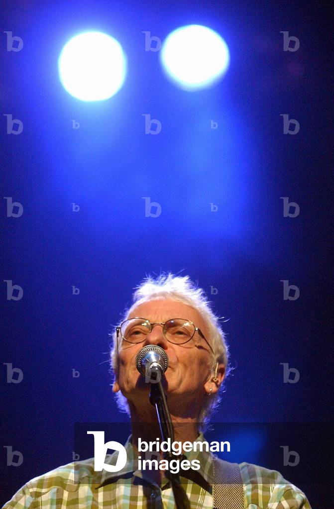 Billy Mitchell at the final Lindisfarne concert at the Tyne Theatre, 2000 (photo)