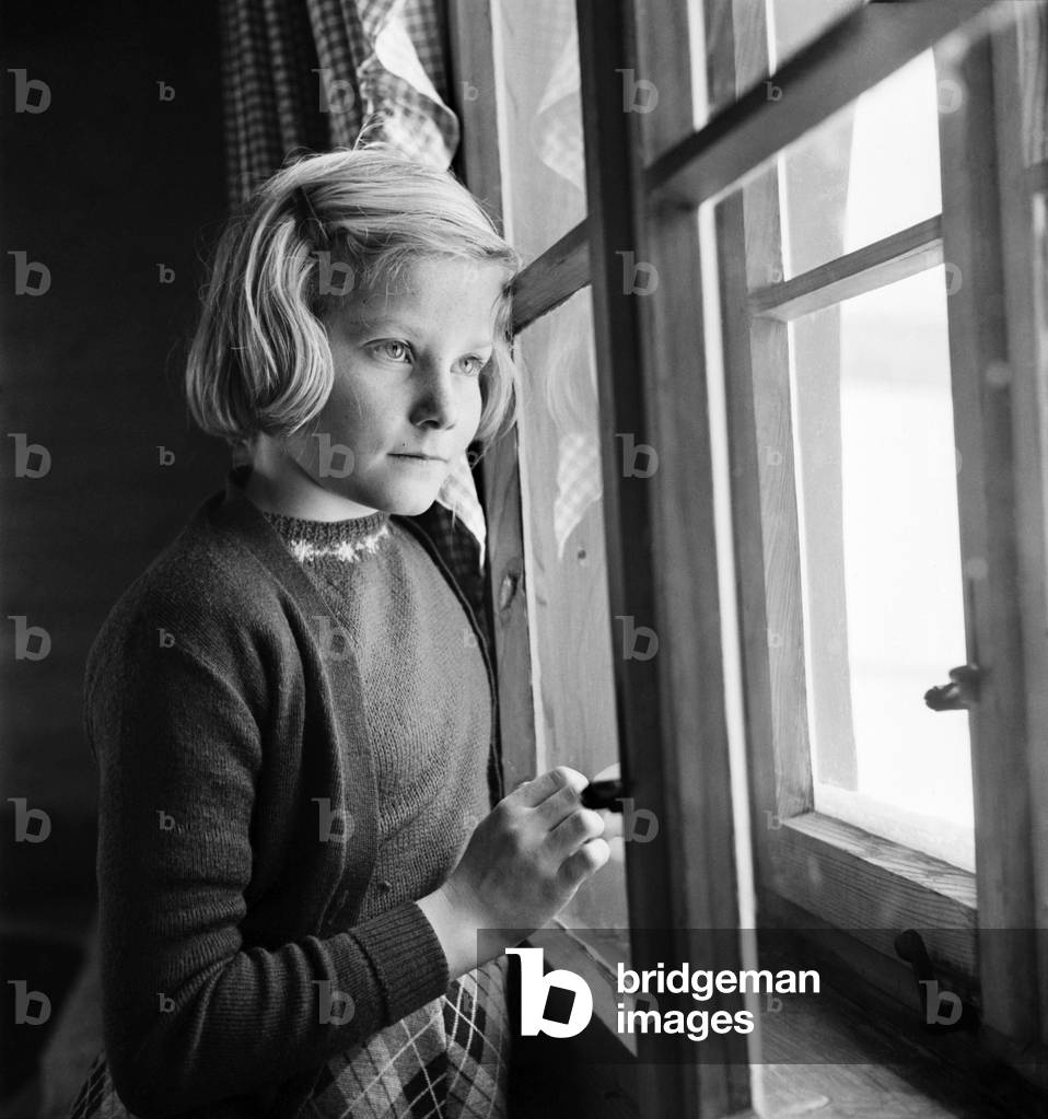 One of the English children appearing in a small part in the film is 9 year old orphan Margaret Ellis who comes from Grimsby, Yorks. Although she has lots of fun ski-ing in the snow, she feels sad as she looks out of the window and thinks of Xmas in England. She has written a Xmas letter to her elder sister in Grimsby. December 1952 C6263