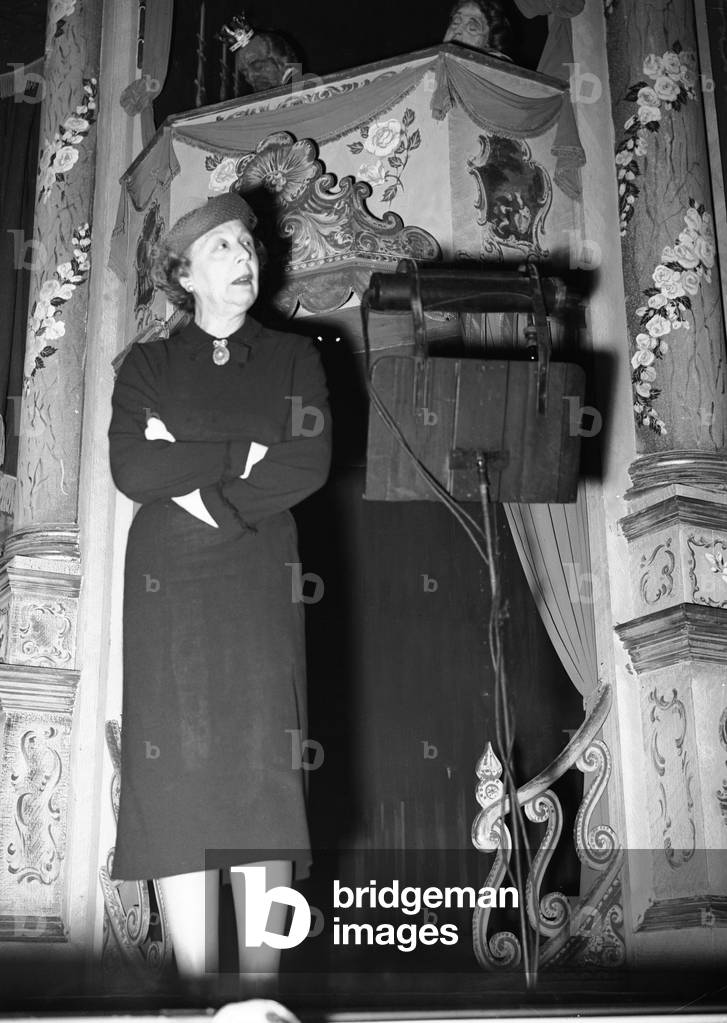 Edith Evans addresses an Equity meeting held at the Wyndhams Theatre 22nd May 1951 (b/w photo)