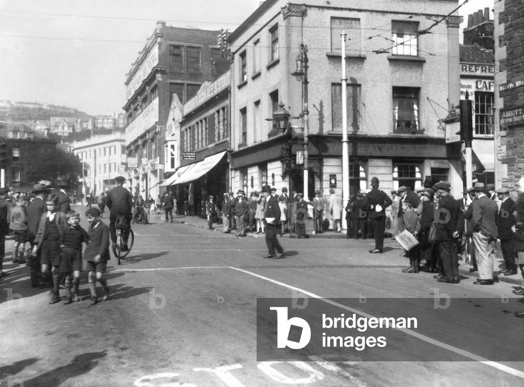 A big crowd gathered to watch the new installation of a traffic control at the corner of Dillwyn Street in Swansea, South Wales.
Circa 1933.