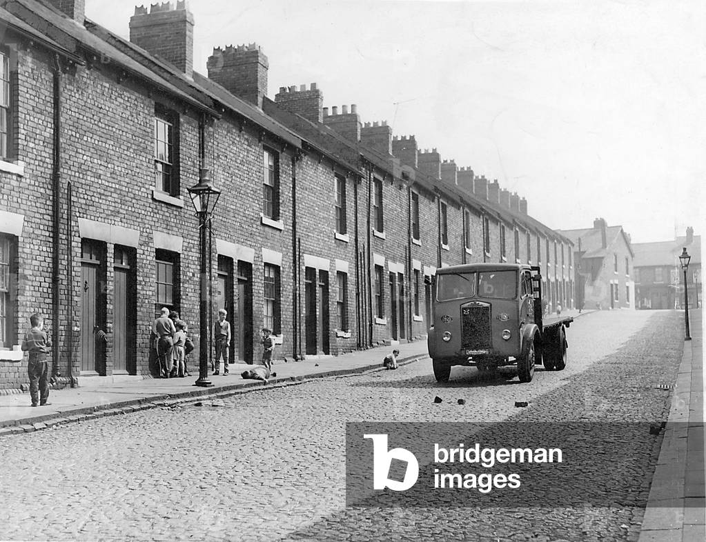Children play by the roadside as a wagon rumbles down Salisbury Street, Newcastle, 1960 (b/w photo)