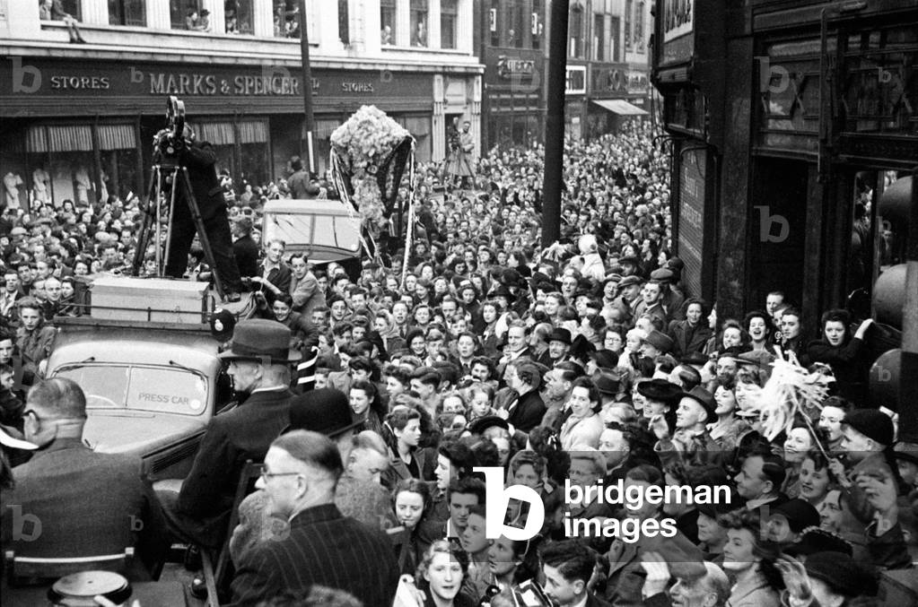 The Derby County team return home with the FA Cup trophy following their victory over Charlton Athletic in the Final at Wembley. Picture shows: Derby captain Jack Nicholas showing off he trophy. 1st May 1946 (photo)